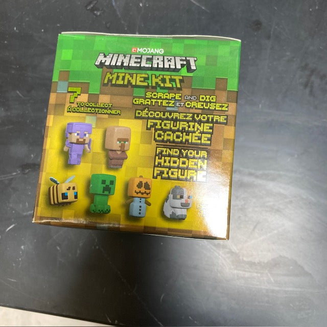 Minecraft Adventure Chest Mine Kit Scrape & Dig